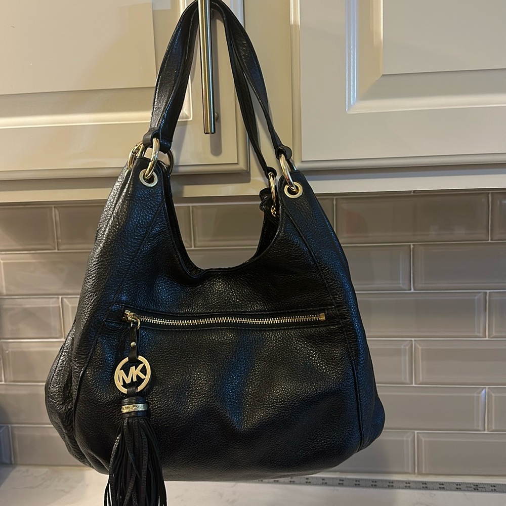Michael‎ Kors Hobo carryall in black pebbled leather with tassel